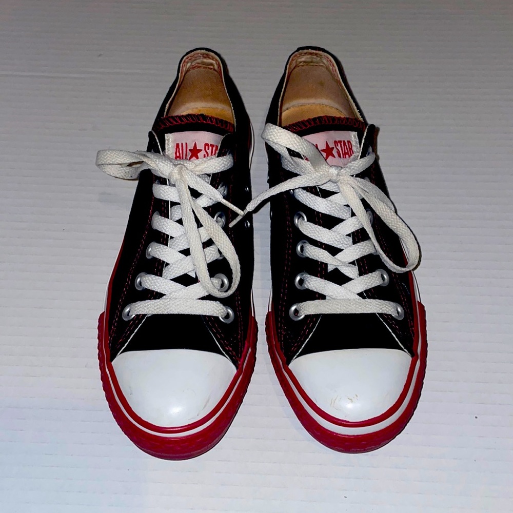 Women’s Allstar Converse red/black/white size 8